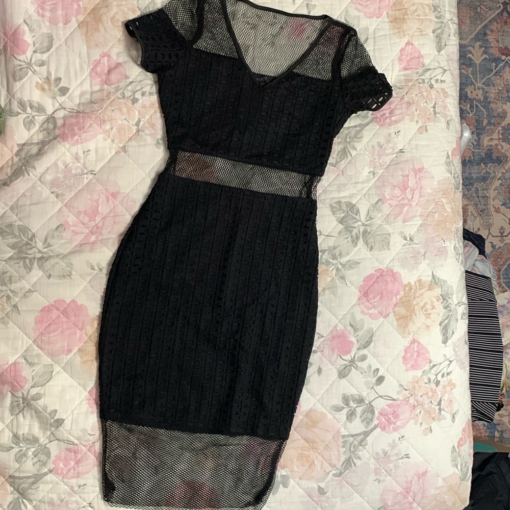 GUESS Knee-length black dress. Size is x-small.